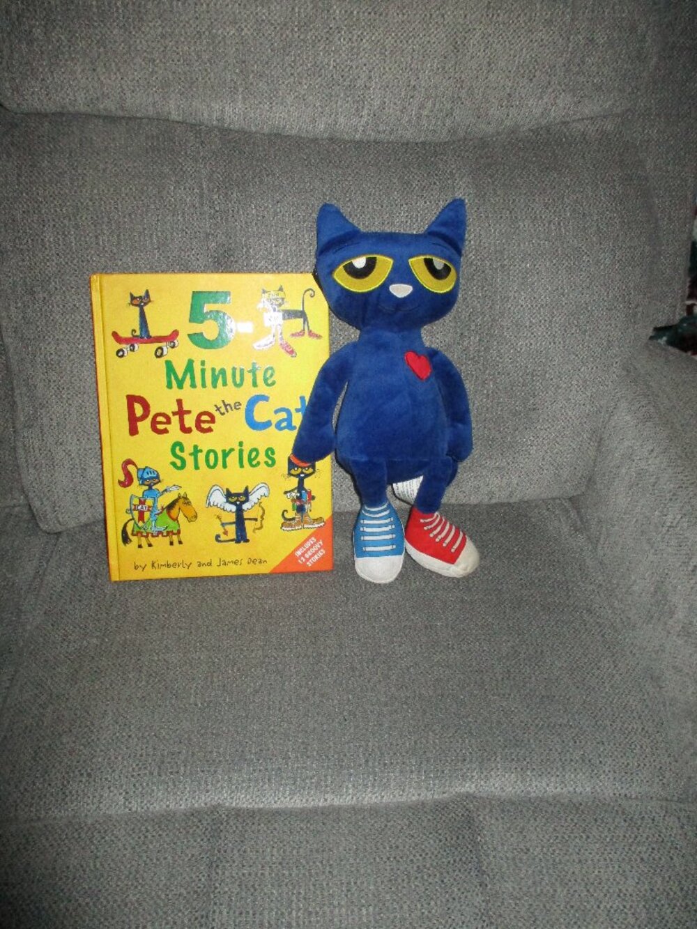 Pete the Cat 5-Minute Stories Hardcover Book and Plush Toy Set James Dean